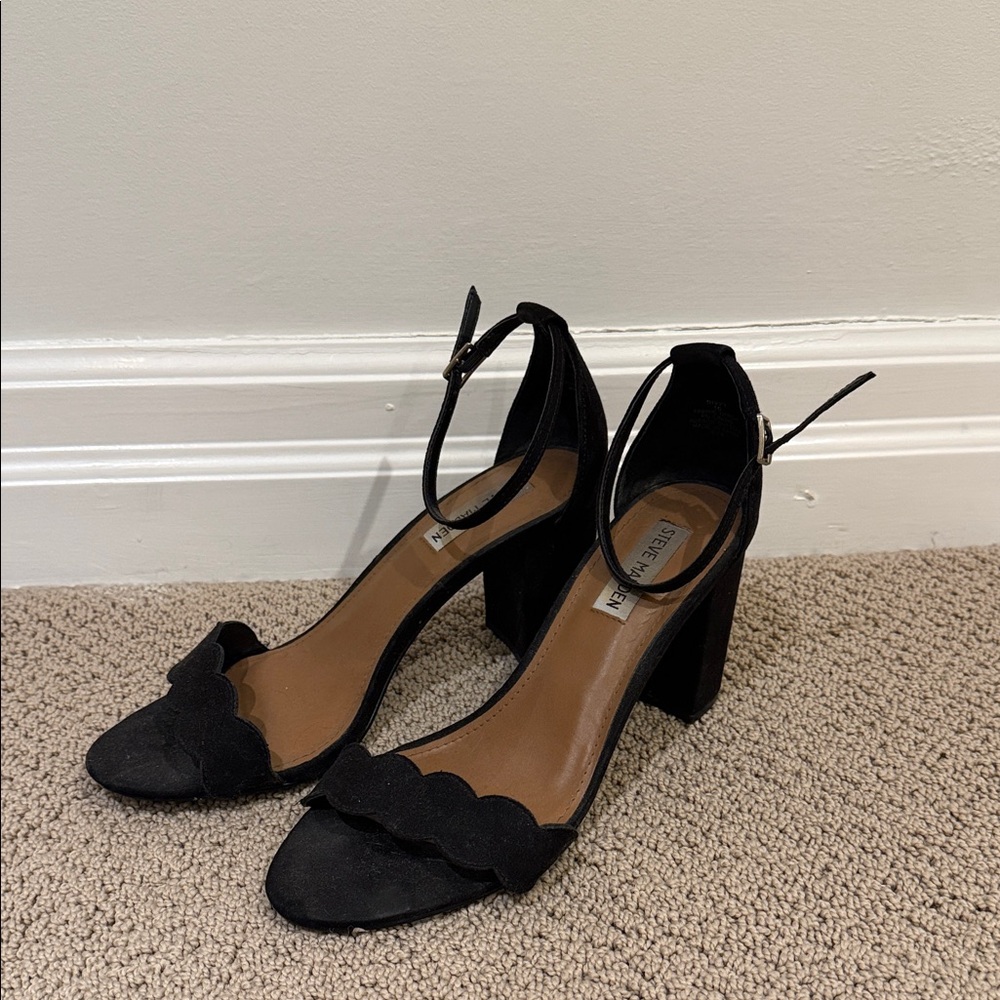 Steve Madden Black Scalloped Heels